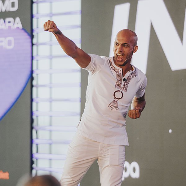 keynote-2 Lério Cunha no palco como orador motivacional para empresas